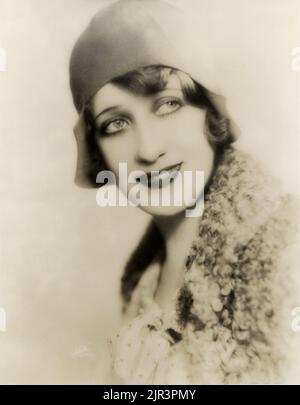 1930 Ca , New York , USA : die amerikanische Broadway-Sängerin und Filmschauspielerin RUTH ETTING ( 1896 - 1978 ). Portrait von White Studio , NY . - GESCHICHTE - FOTO STORICHE - THEATER - TEATRO - FILM - KINO - CANTANTE - MUSICAL - MUSIK - MUSICA - FILM MUSICALE - hat - cappello - Smile - sorriso ANNI TRENTA - 30er Jahre - '30 --- Archivio GBB Stockfoto