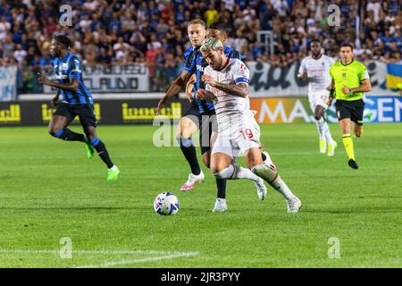 Bergamo, Italien. 21. August 2022. Theo Hernandez (No.19) vom AC Mailand während des Fußballspiels der Serie A zwischen Atalanta BC und AC Mailand im Gebiss-Stadion in Aktion gesehen.(Endstand; Atalanta BC 1:1 AC Mailand) Credit: SOPA Images Limited/Alamy Live News Stockfoto