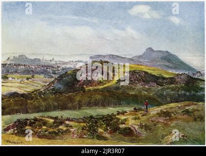 Arthur's Sitz aus den Braid Hills in der Nähe von Edinburgh, Schottland, um 1920. Im unmittelbaren Vordergrund befindet sich ein Teil der Braid Hills, dann Blackford Hill und am Ende des Abhangs rechts das New Royal Observatory. Die Salisbury Crags und der Sitz des Löwen von Arthur befinden sich im Hintergrund rechts. Stockfoto