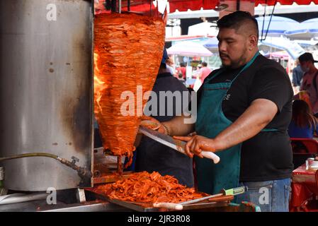 Mann, der Al-Pastor-Fleisch (mexikanische Version des libanesischen Shawarma) zubereitet, Lucas de Galvez-Markt, Merida, Mexiko Stockfoto