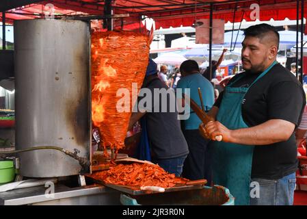 Lebensmittelhändler, der Al Pastor-Fleisch auf dem Lucas de Galvez-Markt in Merida, Yucatan, Mexiko, zubereitet Stockfoto