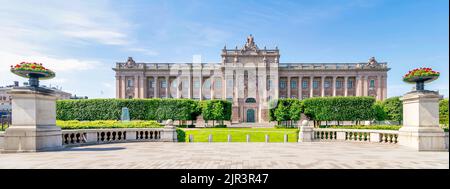 Riksdagshuset, das schwedische Parlamentsgebäude auf der Insel Helgeandsholmen, Altstadt, oder Gamla Stan, Stockholm, Schweden, An einem Sommertag Stockfoto