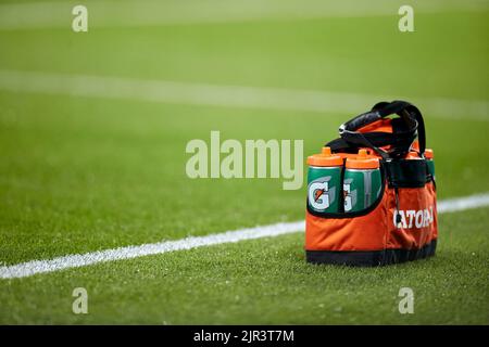 SAN SEBASTIAN, SPANIEN - 21. AUGUST: Gatorade füllt vor dem Spiel der La Liga Santander zwischen Real Sociedad und dem FC Barcelona am 21. August 2022 in der reale Arena in San Sebastian, Spanien, Flaschen aus. Quelle: Ricardo Larreina/AFLO/Alamy Live News Stockfoto