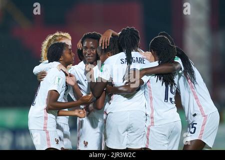 Alajuela, Costa Rica. 21. August 2022. Alajuela, Costa Rica, 21. 2022. August: Magnaba Folquet (10 Frankreich) feiert, nachdem sie beim FIFA U20 Frauen-Weltcup in Costa Rica 2022 das erste Tor ihrer Mannschaft mit Teamkollegen erzielt hat. (Daniela Porcelli/SPP) Quelle: SPP Sport Press Foto. /Alamy Live News Stockfoto