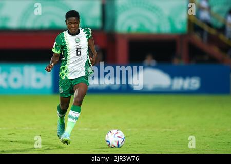 Alajuela, Costa Rica. 21. August 2022. Alajuela, Costa Rica, August 21. 2022: Esther Onyenezide (8 Nigeria) steuert den Ball das FIFA U20 Frauen-Weltcup Costa Rica 2022 Viertelfinale Fußballspiel zwischen Nigeria und den Niederlanden bei Morera Soto in Alajuela, Costa Rica. (Daniela Porcelli/SPP) Quelle: SPP Sport Press Foto. /Alamy Live News Stockfoto