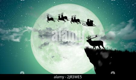 Silhouette von Rentiere stehen auf der Klippe zu sehen, Weihnachtsmann fliegen auf ihren Rentieren über den Vollmond in der Nacht Weihnachten. Stockfoto