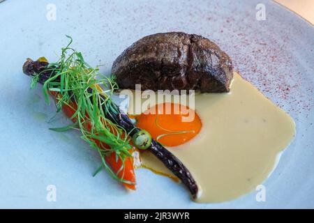 Geröstetes Rinderfilet mit glasierte Karotten und Senf Stockfoto