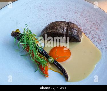 Geröstetes Rinderfilet mit glasierte Karotten und Senf Stockfoto