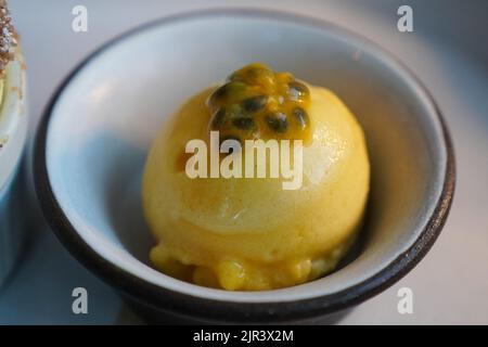 Passionsfrucht-Sorbet wird im Gourmet-Restaurant serviert Stockfoto