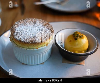 Passionsfrucht-Souffle mit Passionsfrucht-Sorbet Stockfoto
