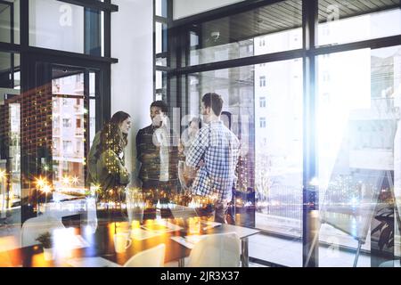 Gute Köpfe bei der Arbeit. Mehrere Aufnahmen von Geschäftsleuten überlagern ein Stadtbild. Stockfoto