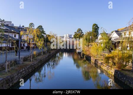 Stadtbild und Kanal im Kurashiki Bikan Historical Quarter. Es ist ein historisches Viertel mit alten Gebäuden, Geschäften, Restaurants und Galerien entlang des Kanals Stockfoto