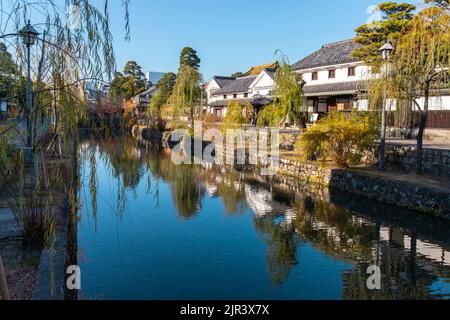Stadtbild und Kanal im Kurashiki Bikan Historical Quarter. Es ist ein historisches Viertel mit alten Gebäuden, Geschäften, Restaurants und Galerien entlang des Kanals Stockfoto