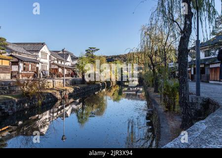 Stadtbild und Kanal im Kurashiki Bikan Historical Quarter. Es ist ein historisches Viertel mit alten Gebäuden, Geschäften, Restaurants und Galerien entlang des Kanals Stockfoto