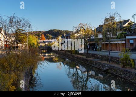 Stadtbild und Kanal im Kurashiki Bikan Historical Quarter. Es ist ein historisches Viertel mit alten Gebäuden, Geschäften, Restaurants und Galerien entlang des Kanals Stockfoto
