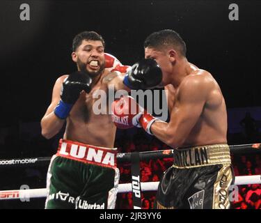 Menifee, Kalifornien, USA. 20. August 2022. 08 - 20 - 22 Top Rank: Julio Luna vs Giovani Santillan: .Julio Luna und Giovani Santillan. Tauschschläge während des von Giovani Santillan gewollten Weltgewichtsbout. Penchanga Arena Zuma Press/Action Captures Media Group (Foto: © Ardie Crenshaw/ZUMA Press Wire) Stockfoto