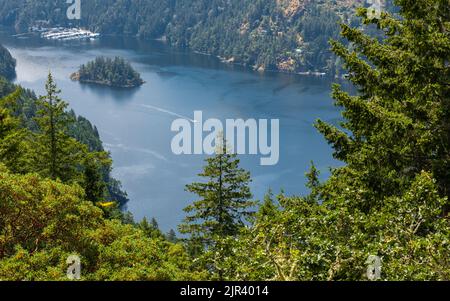 Schöner Blick auf die Saanich-Bucht und die Golfinseln vom Malahat-Gipfel am Sommertag in Vancouver Island BC Canada Stockfoto