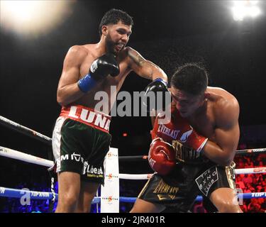 Menifee, Kalifornien, USA. 20. August 2022. 08 - 20 - 22 Top Rank: Julio Luna vs Giovani Santillan: .Julio Luna und Giovani Santillan. Tauschschläge während des von Giovani Santillan gewollten Weltgewichtsbout. Penchanga Arena Zuma Press/Action Captures Media Group (Foto: © Ardie Crenshaw/ZUMA Press Wire) Stockfoto