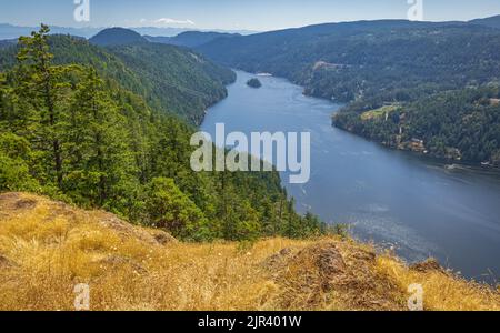 Schöner Blick auf die Saanich-Bucht und die Golfinseln vom Malahat-Gipfel am Sommertag in Vancouver Island BC Canada Stockfoto