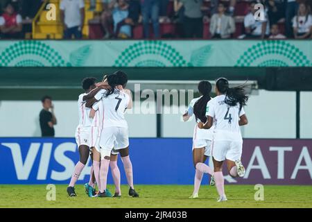 Alajuela, Costa Rica. 21. August 2022. Alajuela, Costa Rica, August 21. 2022: Megane Hoeltzel (20 Frankreich) feiert, nachdem sie beim FIFA U20 Womens World Cup Costa Rica 2022 in Alajuela, Costa Rica, das dritte Tor ihrer Mannschaft mit Teamkollegen erzielt hat. (Daniela Porcelli/SPP) Quelle: SPP Sport Press Foto. /Alamy Live News Stockfoto