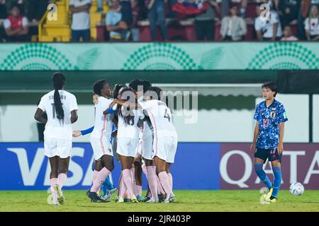 Alajuela, Costa Rica. 21. August 2022. Alajuela, Costa Rica, August 21. 2022: Megane Hoeltzel (20 Frankreich) feiert, nachdem sie mit Teamkollegen das dritte Tor ihres Teams erzielt hat und Maya Hijikata (17 Japan) sieht während des FIFA U20 Frauen-Weltcups Costa Rica 2022 im Viertelfinale des Fußballspiels zwischen Japan und Frankreich in Morera Soto in Alajuela, Costa Rica, niedergeschlagen und enttäuscht aus. (Daniela Porcelli/SPP) Quelle: SPP Sport Press Foto. /Alamy Live News Stockfoto