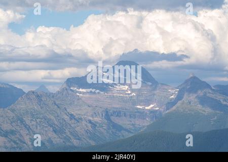 Atemberaubender Blick vom Ousel Peak auf den Mt. Jackson und die Wildnis des Glacier-Nationalparks in Montana. Stockfoto