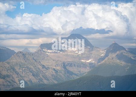 Atemberaubender Blick vom Ousel Peak auf den Mt. Jackson und die Wildnis des Glacier-Nationalparks in Montana. Stockfoto