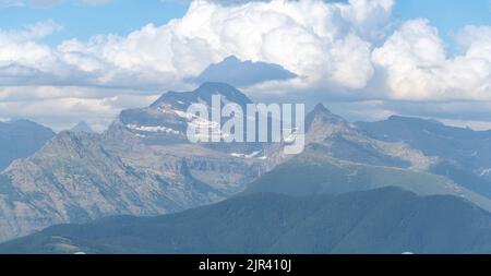 Atemberaubender Blick vom Ousel Peak auf den Mt. Jackson und die Wildnis des Glacier-Nationalparks in Montana. Stockfoto