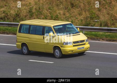 1999, 90s, neunziger Jahre gelber VW Volkswagen Caravelle 1000 P/V SWB 2,5 TDI 65kW Diesel Reisemobiltransporter. Stockfoto