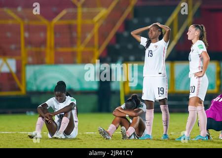 Alajuela, Costa Rica. 21. August 2022. Alajuela, Costa Rica, August 21. 2022: Manssita Traore (19 Frankreich) und Megane Hoeltzel (20 Frankreich) sehen nach ihrem Verlust während des Elfmeterschießers und aus dem Turnier während der FIFA U20 Womens World Cup Costa Rica 2022 Viertelfinale Fußballspiel zwischen Japan und Frankreich in Morera Soto in Alajuela, Costa Rica, niedergeschlagen und enttäuscht aus. (Daniela Porcelli/SPP) Quelle: SPP Sport Press Foto. /Alamy Live News Stockfoto