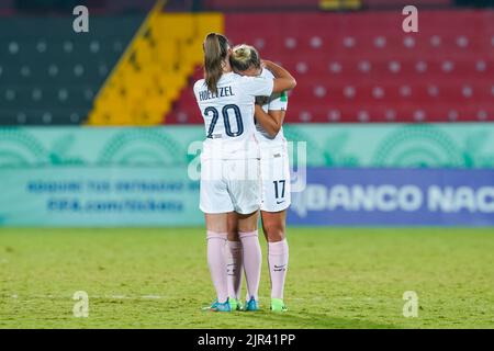 Alajuela, Costa Rica. 21. August 2022. Alajuela, Costa Rica, August 21. 2022: Megane Hoeltzel (20 Frankreich) tröstet Oceane Hurtre (17 Frankreich) nach ihrem Verlust während der FIFA U20 Womens World Cup Costa Rica 2022 Viertelfinale Fußballspiel zwischen Japan und Frankreich bei Morera Soto in Alajuela, Costa Rica. (Daniela Porcelli/SPP) Quelle: SPP Sport Press Foto. /Alamy Live News Stockfoto