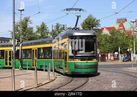 Helsinki, Finnland - 20. August 2022: Moderne, bewegliche Niederflur-Straßenbahn der Klasse MLNRV III Artic, die auf der Linie 7 im Bereich des Hauptbahnhofs in Betrieb ist Stockfoto