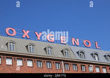 Helsinki, Finnland - 20. August 2022: Nahaufnahme des Werbeschildes für Oxygenol auf dem Dach eines Gebäudes in der Hameentie Straße. Stockfoto