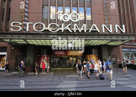 Helsinki, Finnland - 20. August 2022: Menschen am Eingang der Stockmann-Kaufhäuser an der Aleksanterinkatu-Straße. Stockfoto