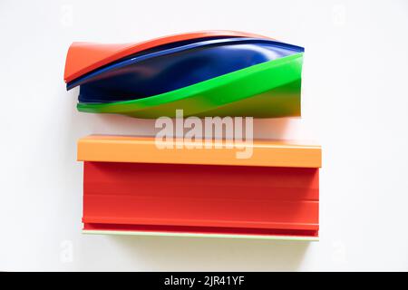 Aluminium-Fensterrahmen als Muster, Schnittfenster, lackiertes Fensterprofil aus der Fabrik Stockfoto