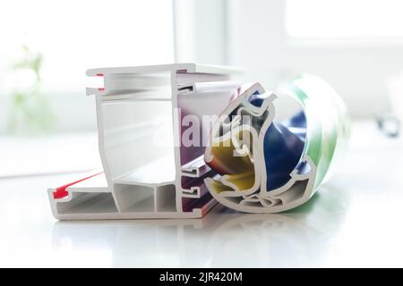 Aluminium-Fensterrahmen als Muster, Schnittfenster, lackiertes Fensterprofil aus der Fabrik Stockfoto