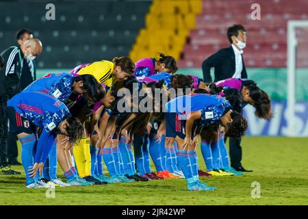 Alajuela, Costa Rica. 21. August 2022. Alajuela, Costa Rica, August 21. 2022: Japanische Spieler feiern ihren Sieg mit Fans während der FIFA U20 Frauen-Weltmeisterschaft Costa Rica 2022 Viertelfinale Fußballspiel zwischen Japan und Frankreich in Morera Soto in Alajuela, Costa Rica. (Daniela Porcelli/SPP) Quelle: SPP Sport Press Foto. /Alamy Live News Stockfoto