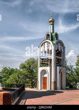 Vorderansicht der orthodoxen Kirche in Dnipro, Ukraine Stockfoto