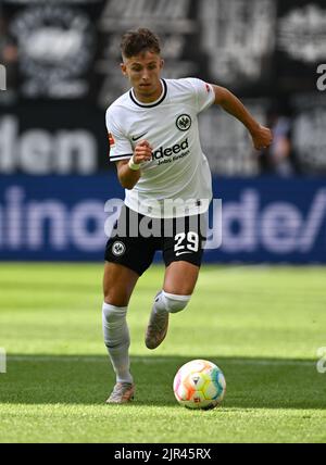 21. August 2022, Hessen, Frankfurt/Main: Fußball: Bundesliga, Eintracht Frankfurt - 1. FC Köln, Matchday 3, Deutsche Bank Park. Der Frankfurter Luca Pellegrini in Aktion. Foto: Arne Dedert/dpa - WICHTIGER HINWEIS: Gemäß den Anforderungen der DFL Deutsche Fußball Liga und des DFB Deutscher Fußball-Bund ist es untersagt, im Stadion und/oder vom Spiel aufgenommene Fotos in Form von Sequenzbildern und/oder videoähnlichen Fotoserien zu verwenden oder zu verwenden. Stockfoto