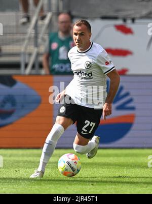 21. August 2022, Hessen, Frankfurt/Main: Fußball: Bundesliga, Eintracht Frankfurt - 1. FC Köln, Matchday 3, Deutsche Bank Park. Frankfurter Mario Götze in Aktion. Foto: Arne Dedert/dpa - WICHTIGER HINWEIS: Gemäß den Anforderungen der DFL Deutsche Fußball Liga und des DFB Deutscher Fußball-Bund ist es untersagt, im Stadion und/oder vom Spiel aufgenommene Fotos in Form von Sequenzbildern und/oder videoähnlichen Fotoserien zu verwenden oder zu verwenden. Stockfoto