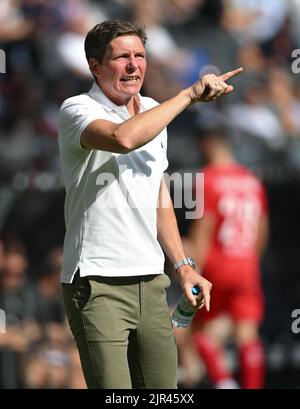 21. August 2022, Hessen, Frankfurt/Main: Fußball: Bundesliga, Eintracht Frankfurt - 1. FC Köln, Matchday 3, Deutsche Bank Park. Frankfurt-Cheftrainer Oliver Glasner ist am Rande im Einsatz. Foto: Arne Dedert/dpa - WICHTIGER HINWEIS: Gemäß den Anforderungen der DFL Deutsche Fußball Liga und des DFB Deutscher Fußball-Bund ist es untersagt, im Stadion und/oder vom Spiel aufgenommene Fotos in Form von Sequenzbildern und/oder videoähnlichen Fotoserien zu verwenden oder zu verwenden. Stockfoto