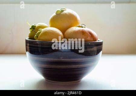 Seitenansicht Der Rosenäpfel In Der Schüssel Stockfoto
