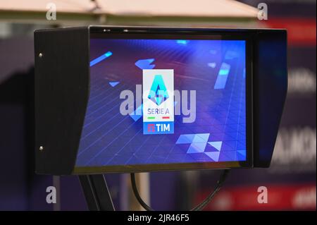 Bologna, Italien. 21. August 2022. V.A.R. (Video Assistant Referee) während des FC Bologna gegen Hellas Verona, italienische Fußballserie A Spiel in Bologna, Italien, August 21 2022 Quelle: Independent Photo Agency/Alamy Live News Stockfoto