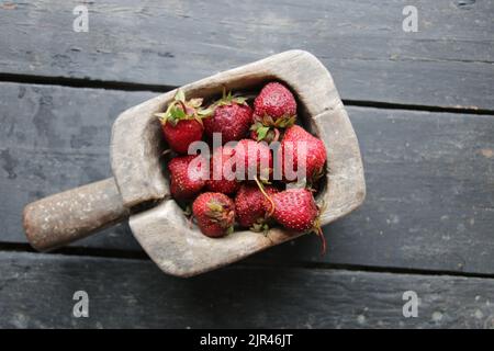 Saftig reife Erdbeeren in einer Holzkiste. Stockfoto