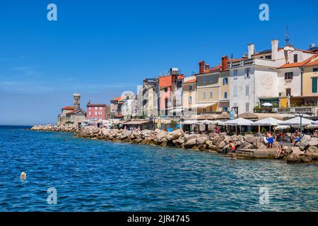 Piran, Slowenien - 20. Juli 2022: Die Skyline der beliebten Kurstadt an der Adria an der südwestlichen slowenischen Küste. Stockfoto