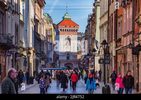 Krakau (Krakau), Polen - 30. September 2018: Gruppe von Menschen in der Florianska Straße in der Altstadt mit Blick auf das St. Florian Tor, das Wahrzeichen der Stadt. Stockfoto