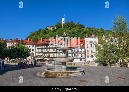 Ljubljana, Slowenien - 13. Juli 2022: Neuer Platz (Novi Trg) mit einem Brunnen und Blick auf die Altstadt und den Burgberg in der Hauptstadt Stockfoto