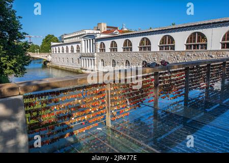 Ljubljana, Slowenien - 13. Juli 2022: Liebesvorhängeschlösser auf der Metzgerbrücke (Slowenisch: Mesarski Most) auf dem Fluss Ljubljanica und den Plecnik Arkaden, Stadtgebiet Stockfoto