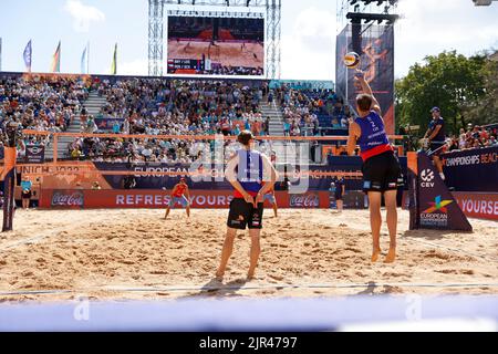 München, Deutschland. 21. August 2022. Volleyball/Strand: Europameisterschaft, Doppel, Männer serviert von David Scheiner (CZE) Credit: Jean-Marc Wiesner/dpa/Alamy Live News Stockfoto