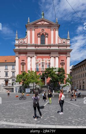 Ljubljana, Slowenien - 14. Juli 2022: Menschen in der Franziskanerkirche der Verkündigung auf dem Preseren-Platz im historischen Stadtzentrum Stockfoto